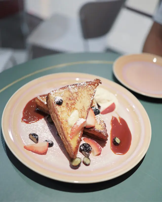 西多士伴鮮漿果雪糕配自家製焦糖醬