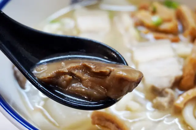 招牌油渣麵 + 豬腩片