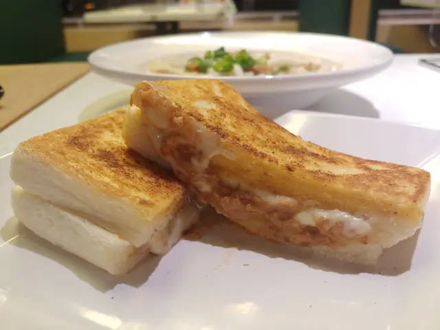 土匪芝士炸醬烘三文治