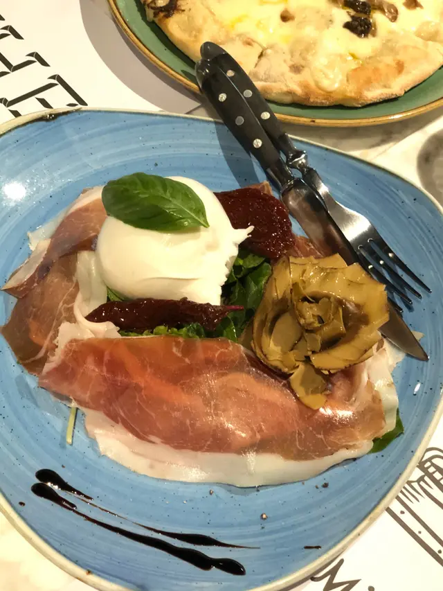 水牛忌廉芝士,煙燻火腿,沙律菜