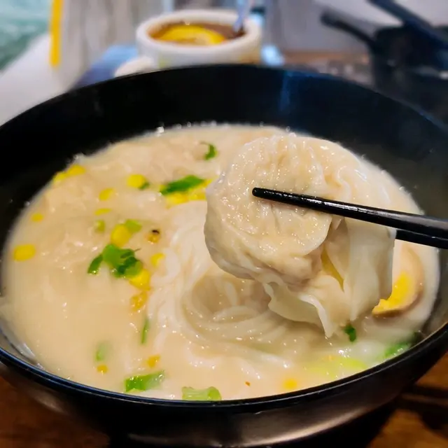 雞肉雲吞米線