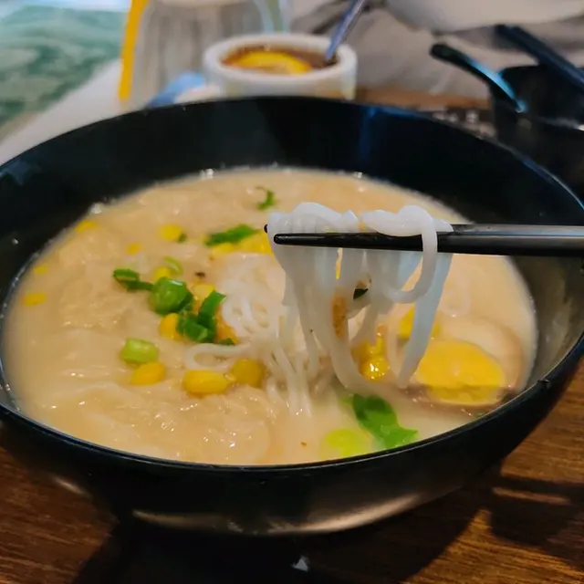 雞肉雲吞米線