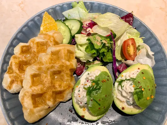 旁邊仲有沙律菜和兩個夾得香脆嘅牛角包💯