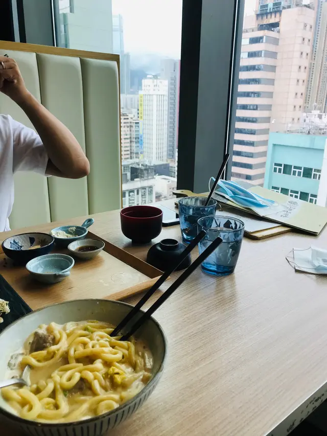 因為冇人嘅關係我哋坐咗喺近窗嘅位置,由於係晏晝嘅關係望出街其實都人來人往,如果夜晚嚟食嘅話應該幾靚