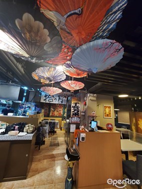 天花掛了一些日本的傘子，真是好吸睛，又有打卡位 - 新蒲崗的好運泰國美食