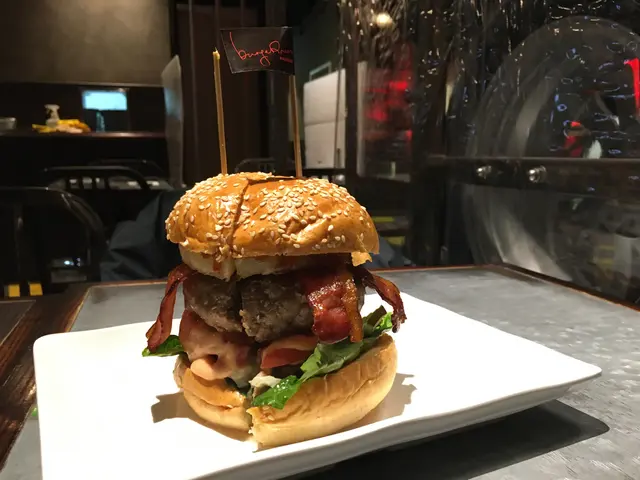 菠蘿煙肉牛肉漢堡