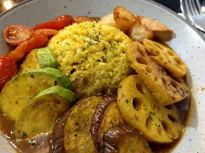 日式烤野菜咖喱配椰菜花飯