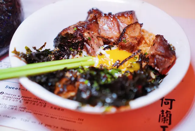 24小時慢煮伊比利亞叉燒配九州溫泉蛋、韓國紫菜、香噴噴香蔥豬油撈飯