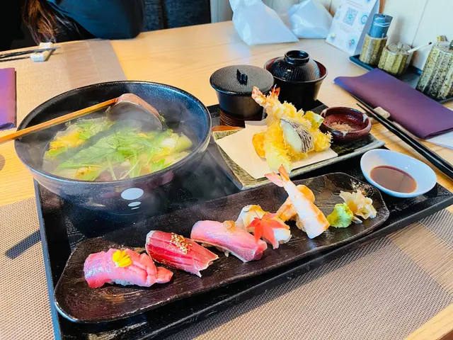 因為係午餐所以都係一份份定食，有湯有蒸蛋