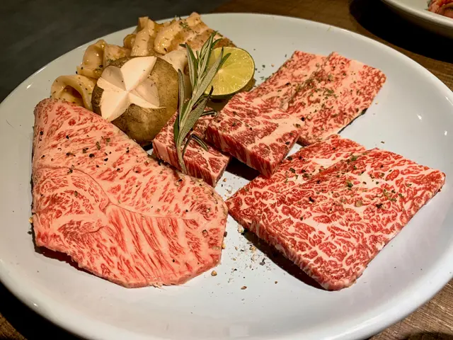 一碟有4款精選牛肉,
有和牛牛胸腹肉、和牛牛板腱肉、方切和牛及韓牛牛肩肉,
一睇油脂分布尤如雪花般,就知道全部用料有幾上乘!😍😍
