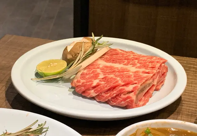 有半節手臂💪🏻咁長嘅牛肋骨,
肉嫩甘香,啖啖濃郁牛味,
口感豐富,加錢都抵食!😎