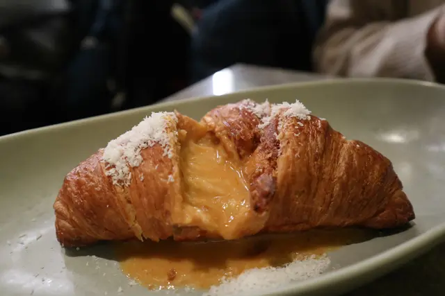 - 冬蔭龍蝦湯流心牛角包