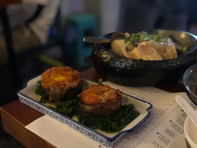 焗燒烤磨菇釀超惹味咖喱玉子豆腐,車厘茄,配炒羽衣甘藍