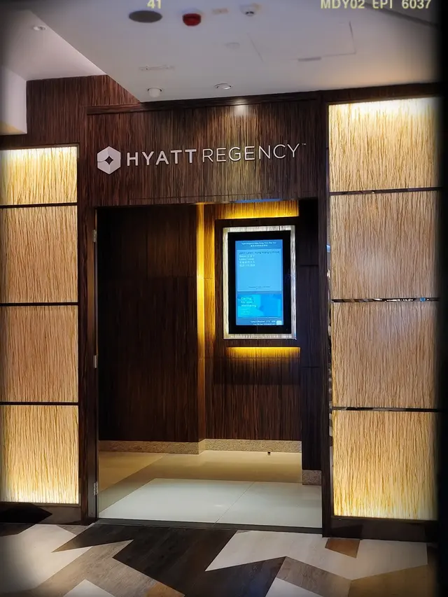 經K11購物藝術館三樓之通道可直達餐廳