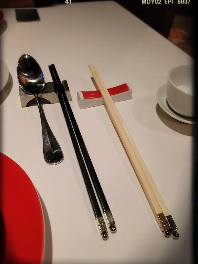 餐桌上有自用及公用餐具