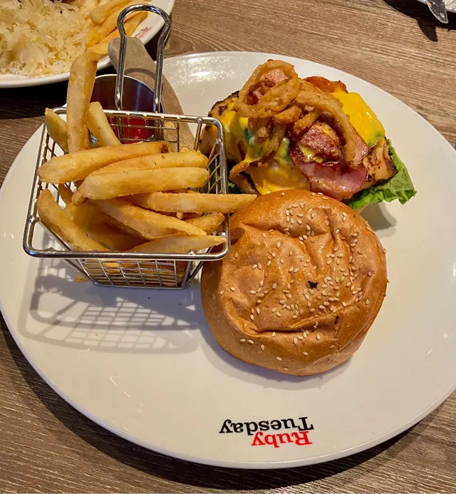 煙肉牛油果烤雞漢堡