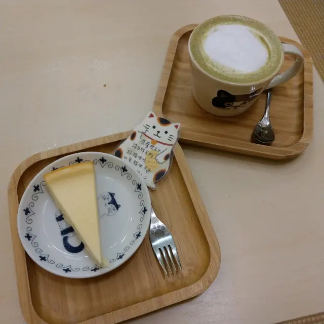 😺牌仔上面寫住: 溫馨提示請勿將食物給貓咪食用以免貓咪不適