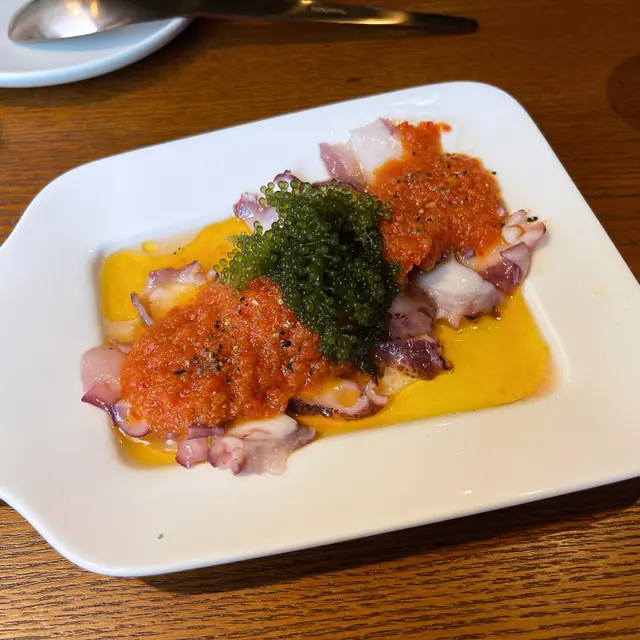 薄切慢煮八爪魚配日本海葡萄