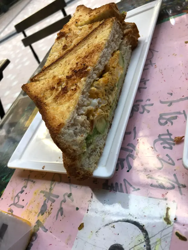 牛油果炒蛋芝士三文治