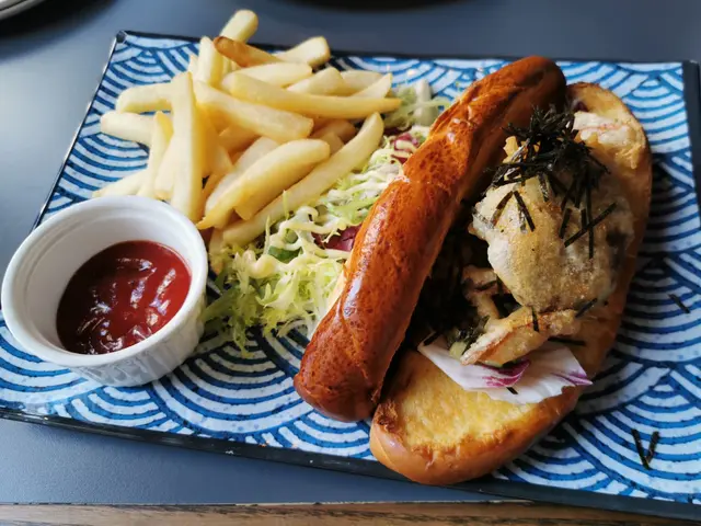 酥炸軟殼蟹芒果沙律排包配薯條