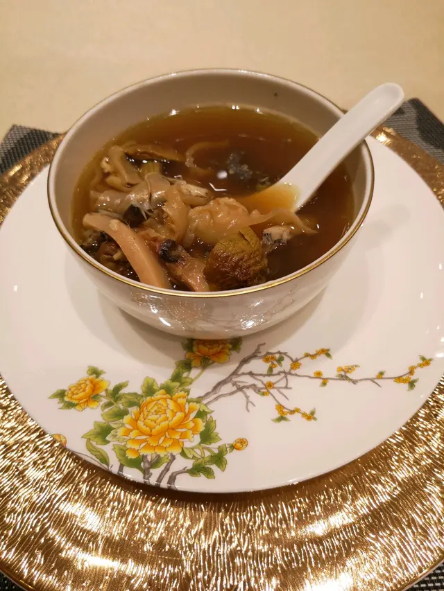 花膠姬松茸響螺竹絲雞 