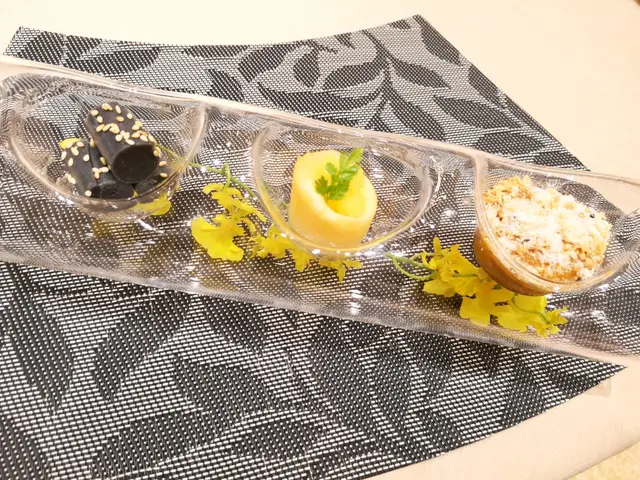 港式芝麻卷＆花生糖不甩＆合時水果 