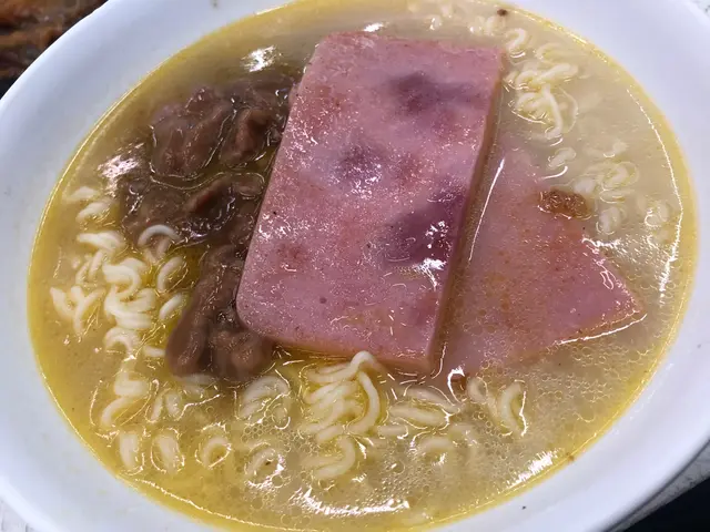 沙爹牛肉拼火腿扒公仔麵 