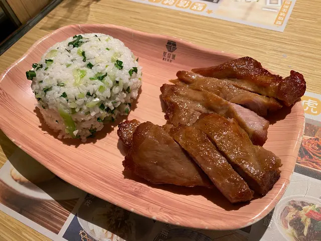 堅信號秘製厚切豬扒菜飯