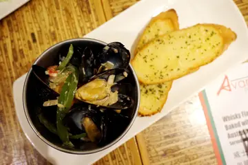 烩青口配蒜蓉包