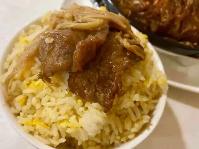 沙嗲金菇肥牛粉絲煲配炒飯