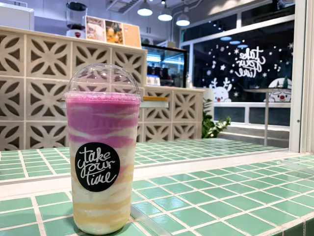 芒果紅火龍保留返水果嘅原本顏色，
乳酪加上層層黃色嘅芒果🥭和紫紅色嘅紅火龍嘅紅黃相間，
顏色仲好靚，真係睇得又『飲』得！打卡一流！☺️
水果保留返原本顏色之餘，
仲保留返水果嘅香甜和果香，
以乳酪取代雪糕，
乳酪打成嘅沙冰口感細滑順綿，
味道更true更健康，正！👍🏻