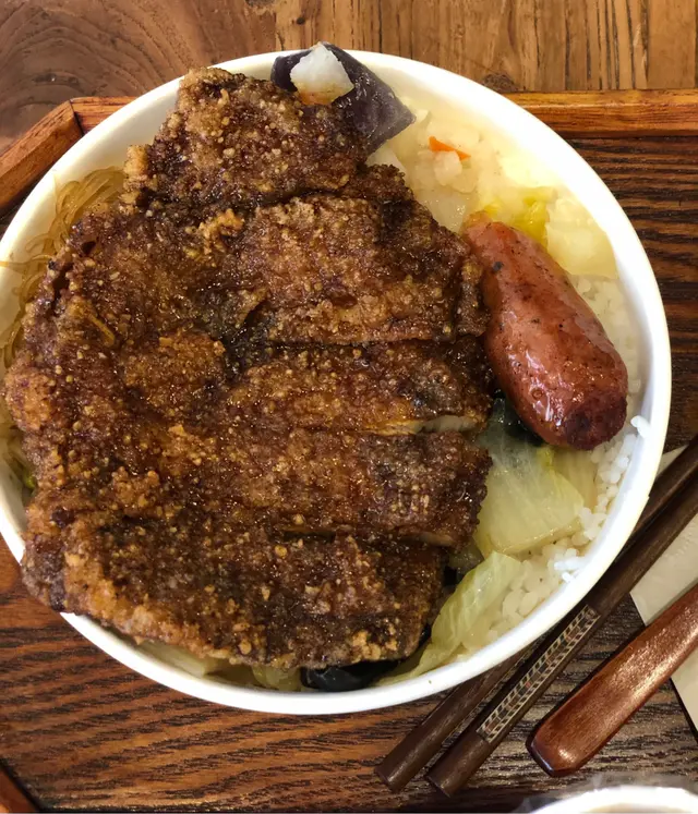 那個滷排骨便當