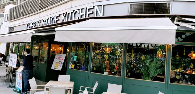 有戶外座位的門面