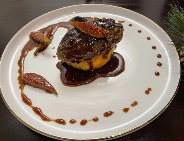 鵝肝入口即化，配上鬆脆的麵包，口感豐富又有無花果嘅清甜。吃多一點也不覺膩。