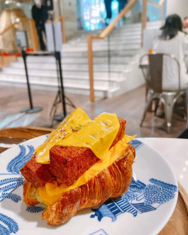 - 巨•午餐肉 芝士| 雙份日本滑蛋 牛油果芥末醬 牛角包