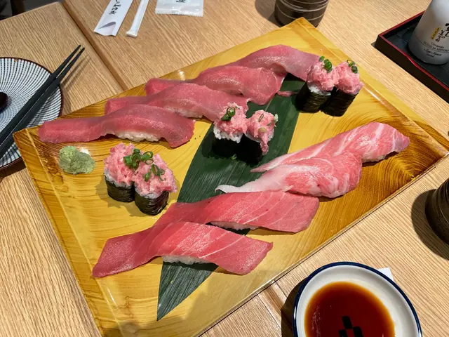 好新鮮肥美,入口即化!除咗右下角嗰兩件較有咬口