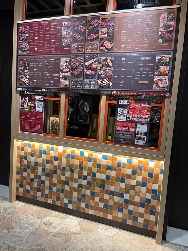 近電梯旁都有mean俾你睇，睇下唔同價錢既，有分別唔同既野食