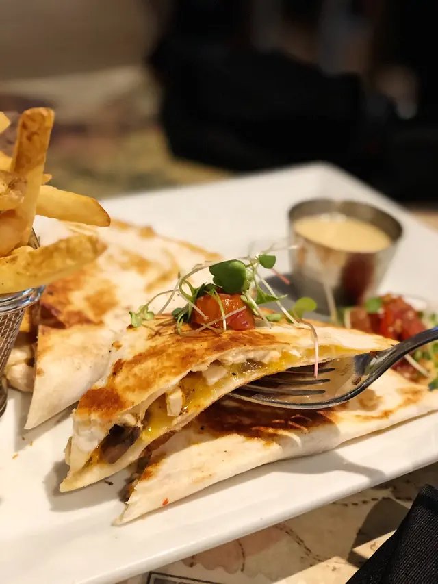 燒雞肉芝士夾餅配薯條