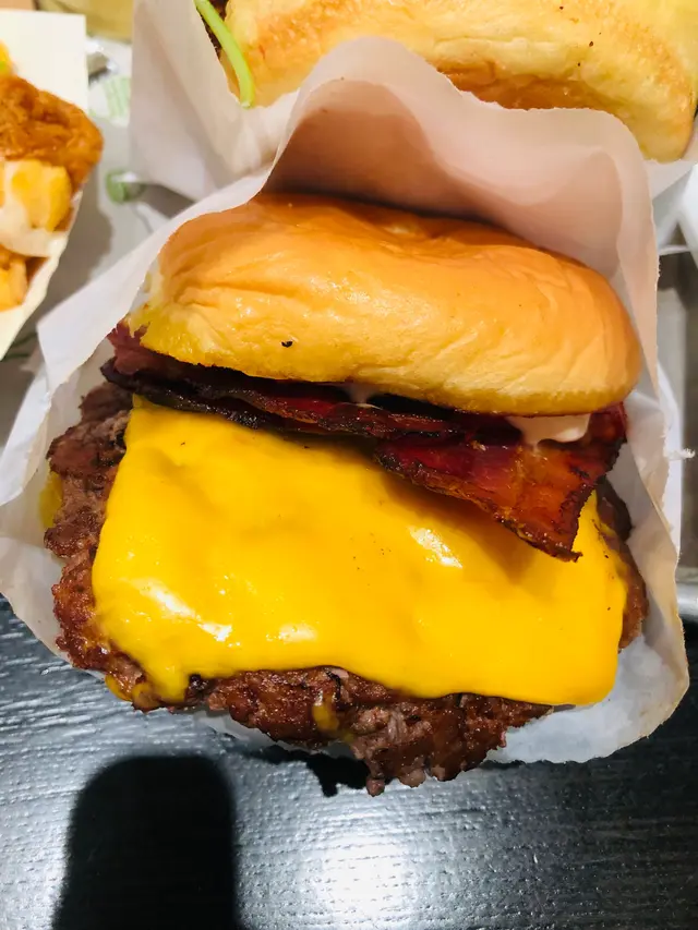 Good  burger.  The  beef  is  tender .