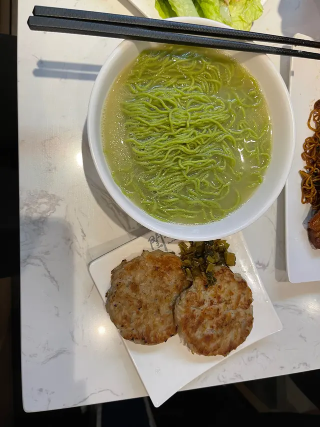 手剁香煎蓮藕餅配菠菜麵