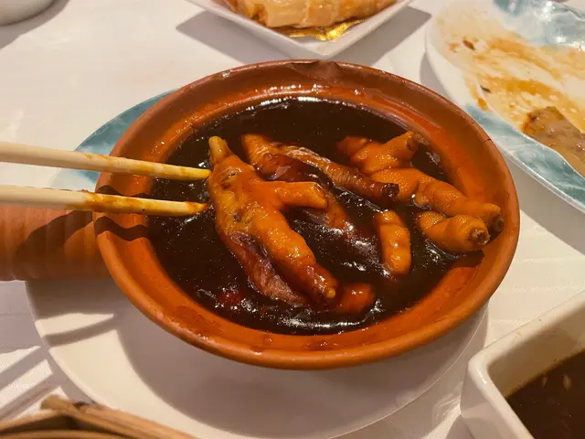 硬凍牛肉腸粉，半凝固鮑汁雞腳，冷盤鬆散綿花雞