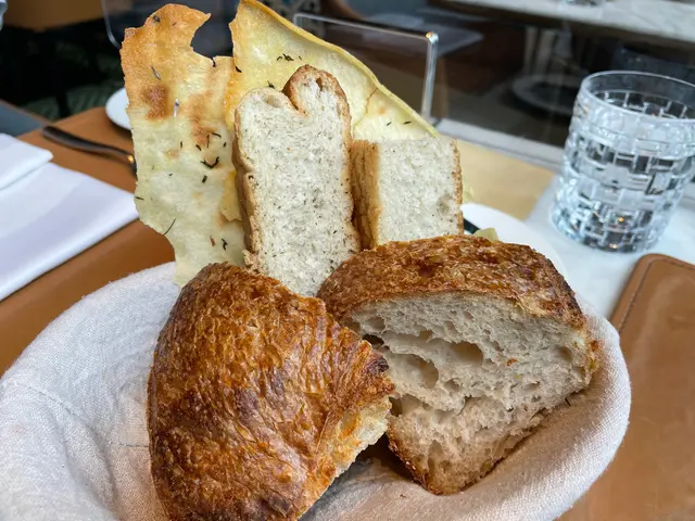 麵包完全是冷的  還很硬  是否可以加熱一下才端上來呢