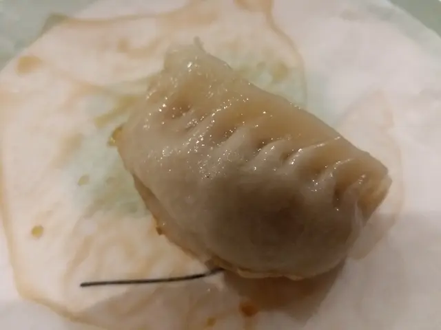 鍋貼外皮金黃香脆,鍋貼皮是北方厚厚風味的那種,而鍋貼內仍有很多肉汁在裡面游來游去,亦去到應有的水準。但同樣的質素及份量,此店$85,而元朗店則$60,相信那差客應落在租金、裝修、地點及人工上吧!