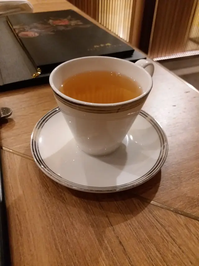 至於這裡的茶水,要$25/位呢!除了茶具較精美之外,可選擇的茶款均是普通酒樓可點選的款式,沒有什麼驚喜,不像元朗店的茶款,有特別的茶款選擇,並只是$13/位呢!相信這是跟租金及薪金成本有關吧!