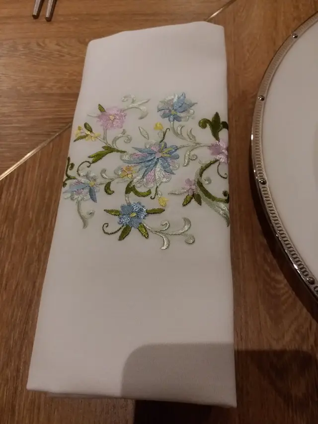 《其他資訊 - 餐具》這裡的餐具十分精美,很有氣派似的,特別是那條餐巾,有著清雅的刺繡圖案,真的很美,令人不敢把它用弄髒呢!但唯一有待改善的是這裡的筷子,由於頭尾兩端纖細,中間偏粗,全對快子均是圓身的設計,令人用起上來不太方便,如果精美及實用選擇,我寧願選實用了!因在這裡那麼高雅的氣氛下,萬一使用筷子的技術不好,出什麼意外,真的令人很尷尬呢!