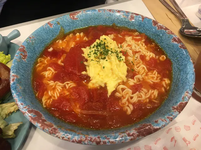 脆皮豬手配蕃茄濃湯公仔麵i