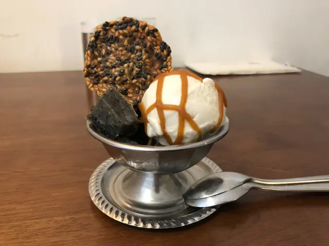 黑芝麻麻糬蛋糕配豆腐雪糕