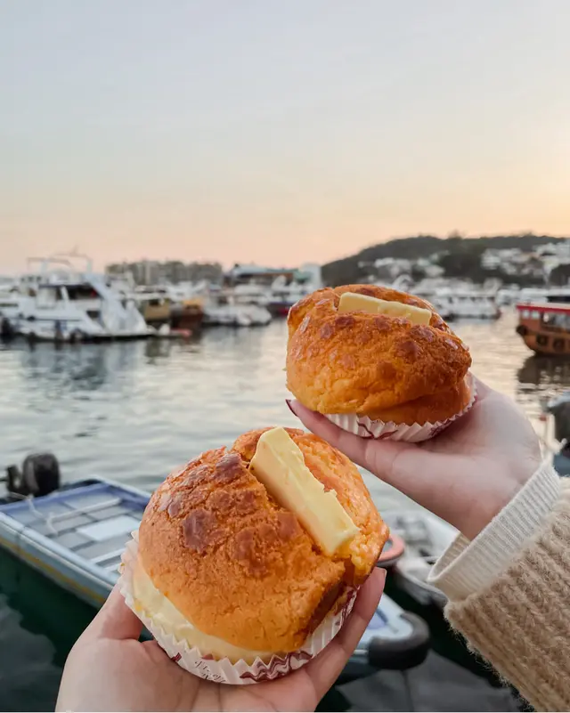 Pineapple  bun  with  iced  butter  