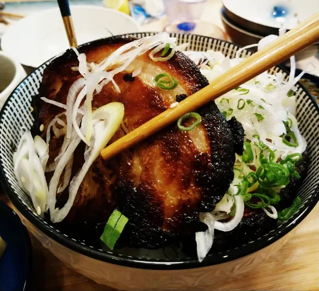 抵食超大件豚肉, 成2大塊豬扒SIZE咁, 邊位燒到好香口,怕肥既我見到似係半肥瘦有點猶疑既, 但一入口超正, 油香肉香已混溶係口中, 好快KO曬佢!