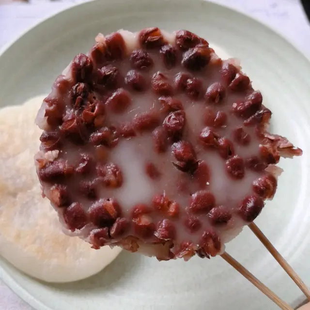 咬了一坨粉入口... 